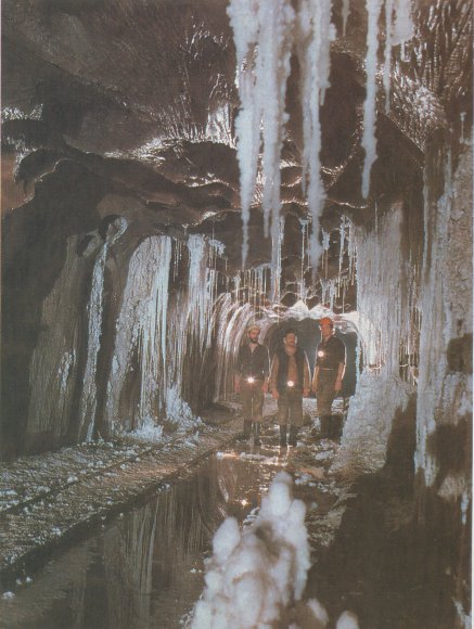Stalaktyty i stalagmity solne w chodniku